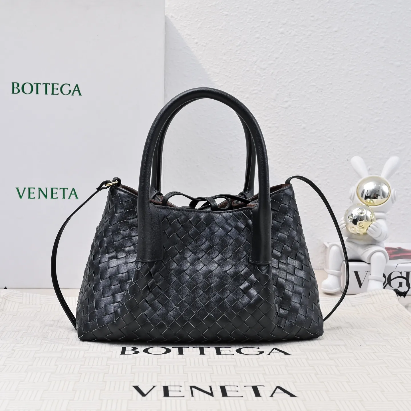Batch 1760 BOTTEGA VENETA 2025 new product pinacoteca has super soft leather, and the weaving function, practicality and relaxed fashion sense have not fallen behind❤️‍🔥Amway has given sisters a must-have bag when going out. The size of the bag also accurately meets the commuting needs of urban beauties. It can accommodate mobile phones, keys, lipstick, powder, sunscreen, shopping bags...all of it! ! ! 🔥The capacity should not be underestimated~ It does not choose people, clothes, or occasions. With its majestic curved outline, exquisite woven texture, delicate edges and rounded handles, this woven vegetable basket bag truly achieves the goal of "dressing up and being fashionable without getting in the way"~ Are you interested in Jimei? Style number: 9004 Size: 24*15*12cm